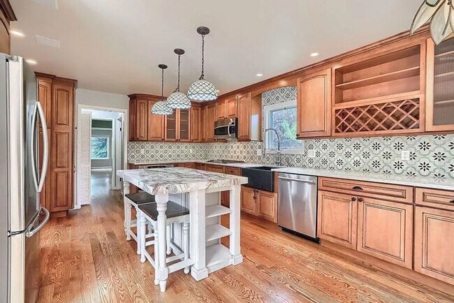 Building Photo - August 2026 Lakewood 5 Bedroom 2.5 Bathroom House with HUGE Backyard