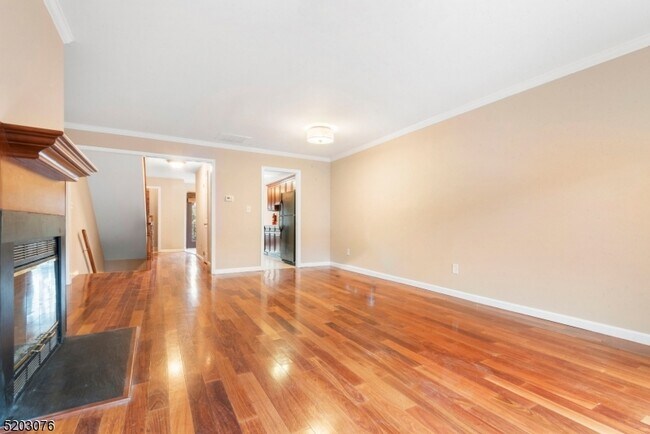 Building Photo - 55 Mews Ln