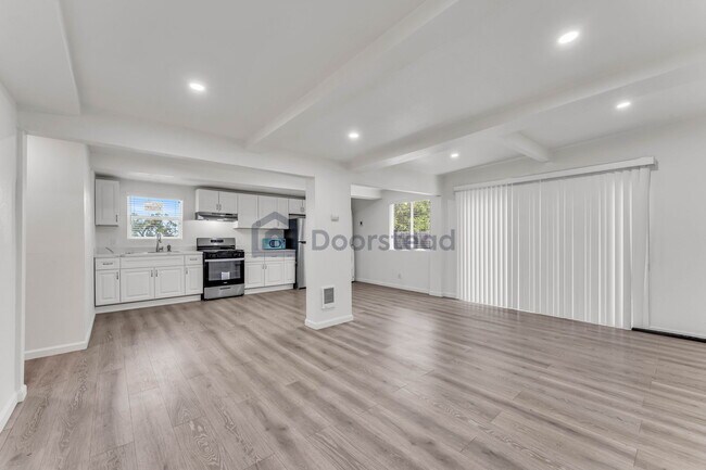 Building Photo - 551 Hichborn St