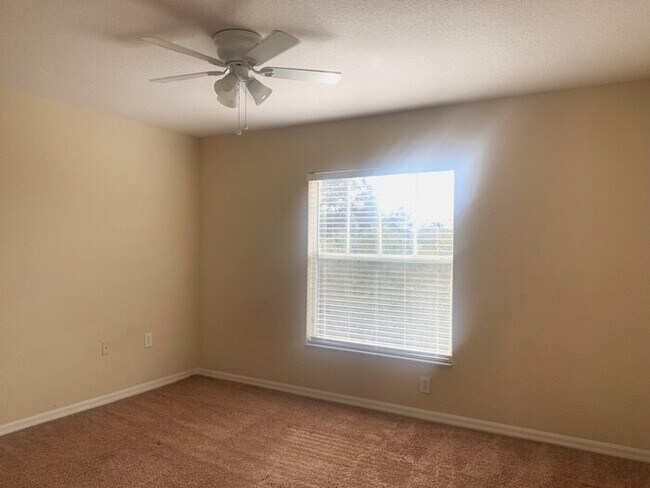 Building Photo - GATED COMMUNITY WITH COMMUNITY POOL