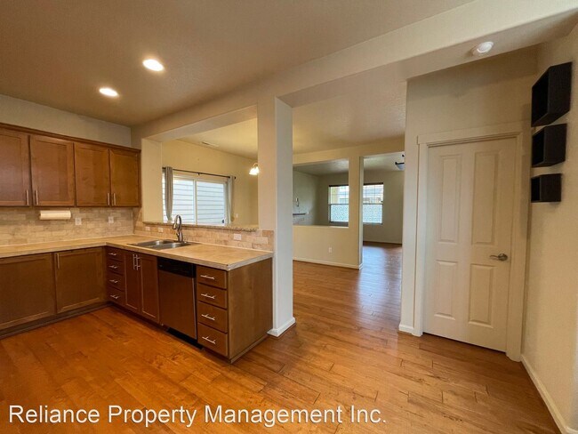 Building Photo - 3 br, 2.5 bath House - 10533 NE Summer Fal...