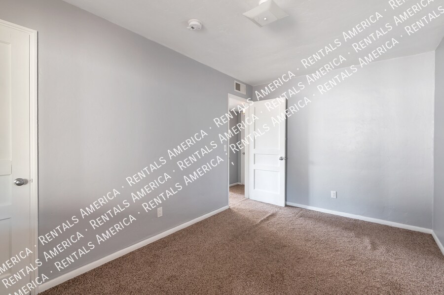 Building Photo - 442 E Linden St