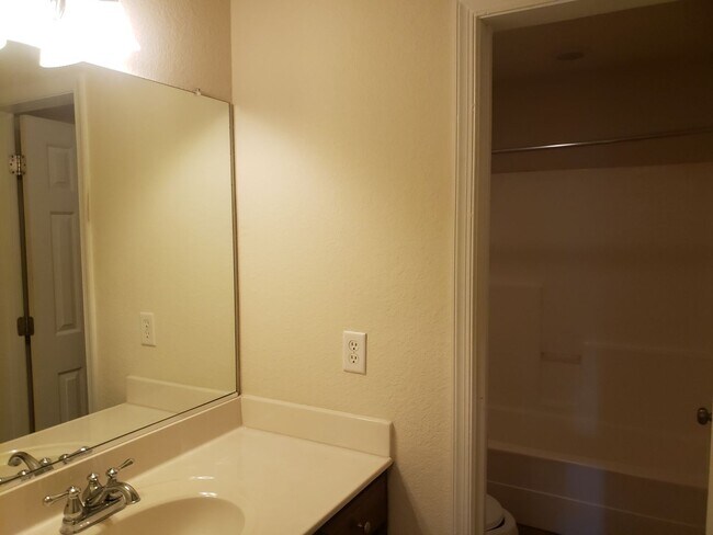 Building Photo - WOODBRIDGE POINTE