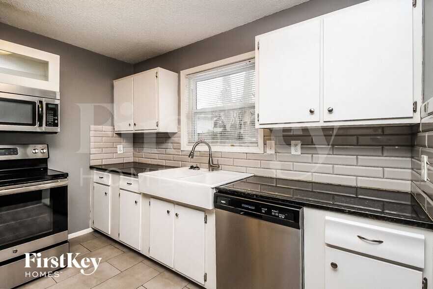 Building Photo - 4900 N Sycamore Dr