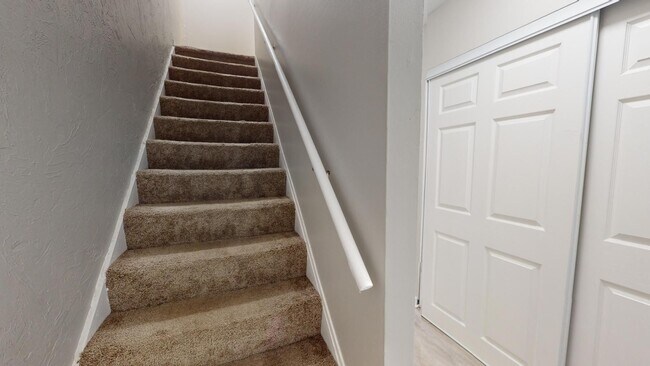 Building Photo - 3 Bedroom/1 bathroom renovated townhouse.