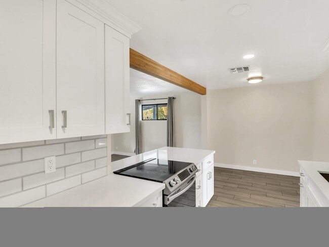 Building Photo - 544 W 17th Pl