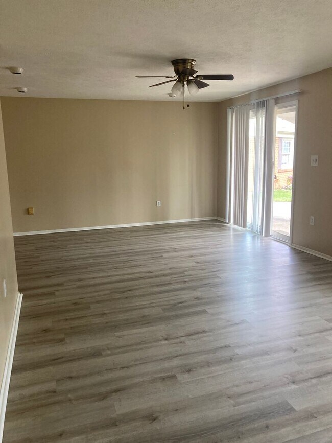 Building Photo - Must See! Large 3 Bedroom, 2 Bath Ranch Ho...