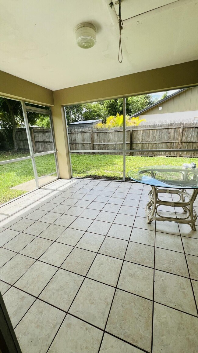 Building Photo - 6831 Eastview Dr