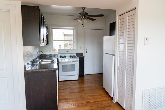 Building Photo - Albany Park - 2 Bed / 1 Bath - Central Heat - Dog Friendly