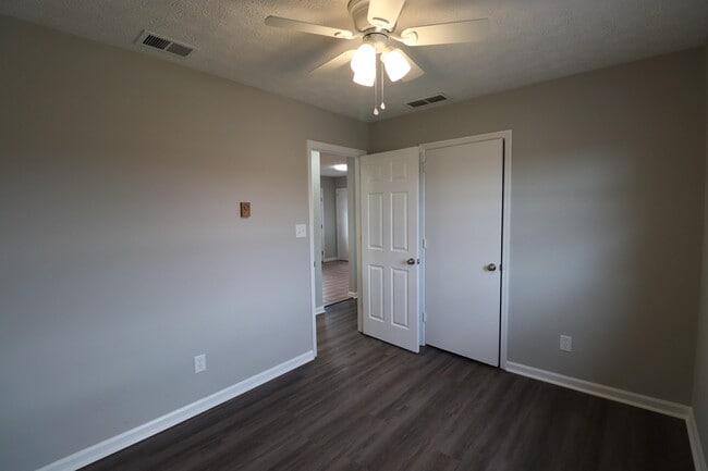 Building Photo - 521 Foxwood Dr