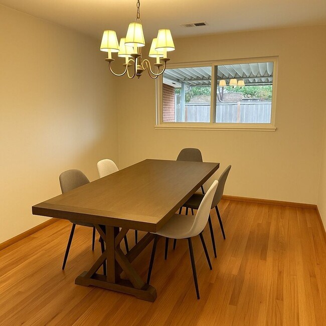 Building Photo - Spacious 5BR House in Denver