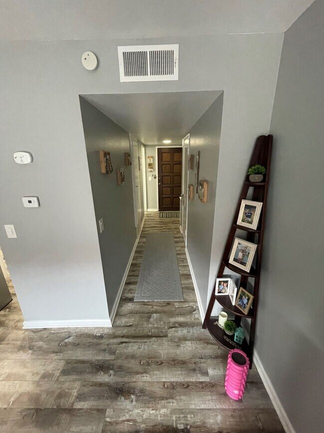 Building Photo - Amazing 1 Bedroom Huntington Beach Condo in Gated Community