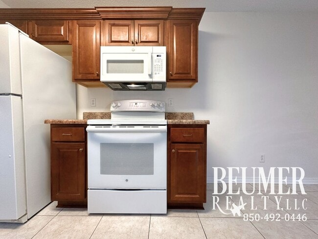 Building Photo - Charming 3-Bedroom Home in Lake Cook Estat...