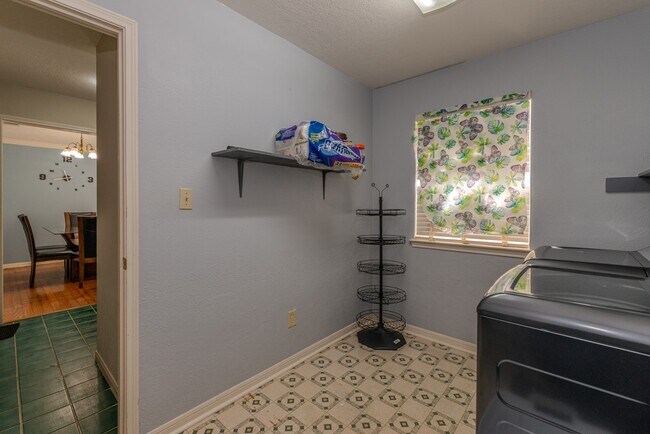 Building Photo - 1133 Green Meadow St