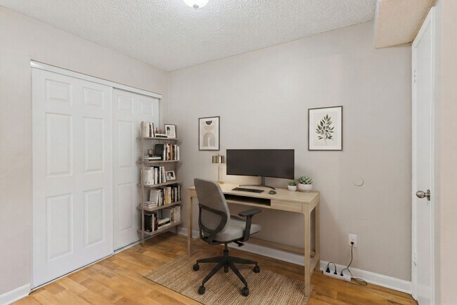 Building Photo - 1/1 Condo in Gated Lakefront Community of Altamonte Springs!