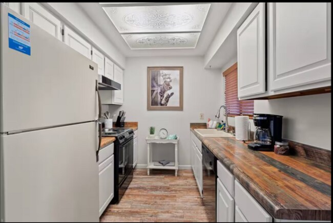 Building Photo - Beautifully Furnished 2-Bed, 2-Bath Condo ...