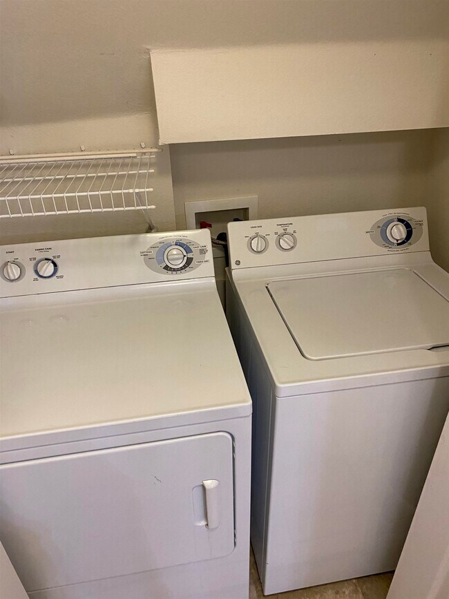 Building Photo - 2801 Chancellorsville Dr