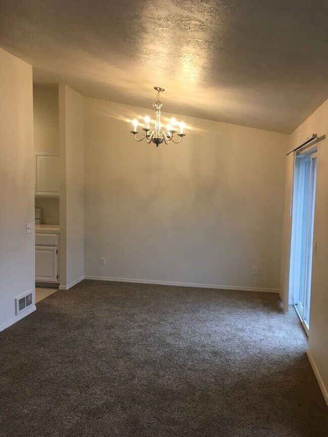 Building Photo - **1/2 OFF 1st Month!!** Great SW Bend Home Close To The Old Mill!