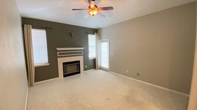 Building Photo - 2 Bedroom, 2 Bath Townhome in Beautiful La...