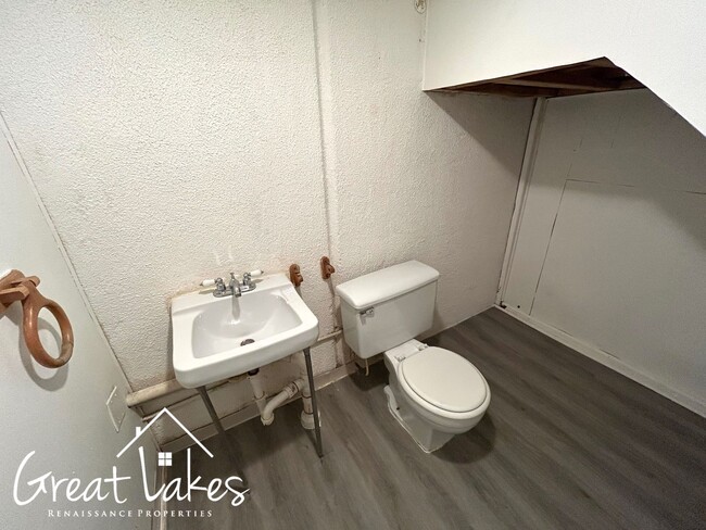 Building Photo - Charming 3 Bedroom 1.5 Bathroom now available for rent