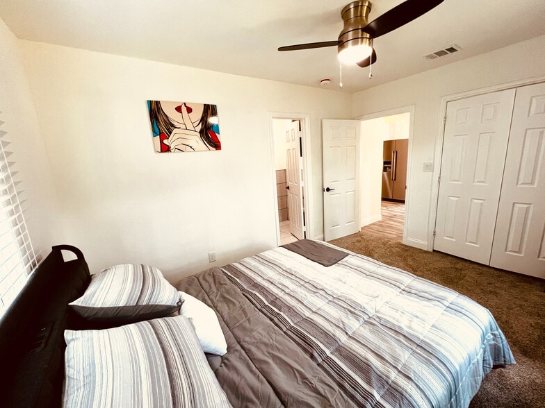 Building Photo - Room in House on W Brooklyn Ave