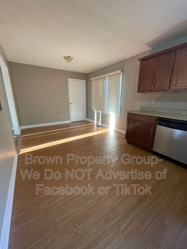 Building Photo - 1536 Rossmore Dr