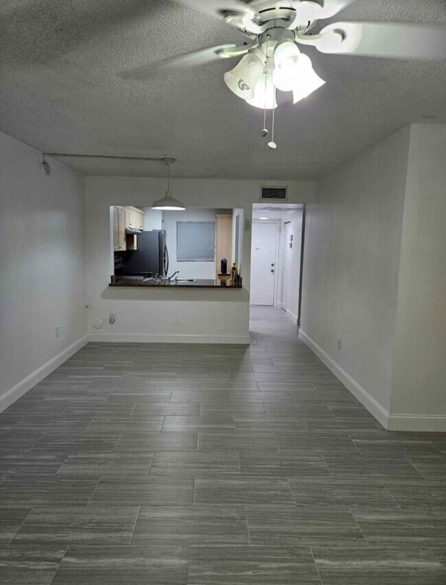 Building Photo - 20910 NE 8th Ct