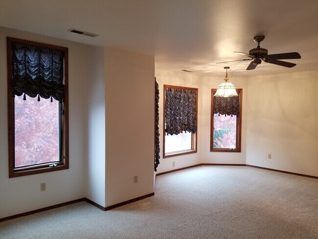 Building Photo - Bellevue Manor 2br 2ba Double garage