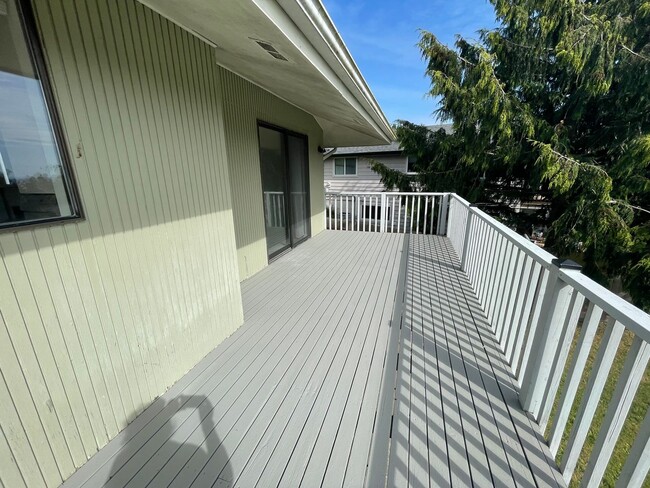 Building Photo - Spacious Admirals Cove Home with Recent Up...