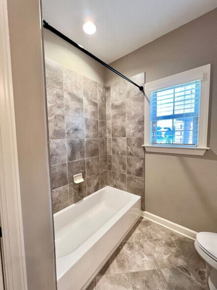 Building Photo - 5607 Pinetree Loop E