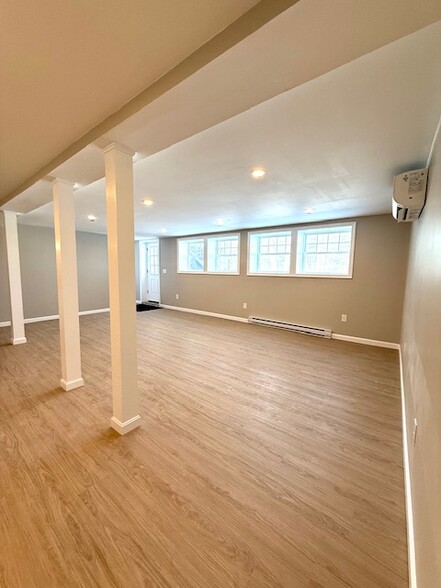 Spacious living space - 121 Deer Hill Cir