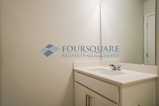 Building Photo - Three Story Town Home | Entry Level Bedroo...