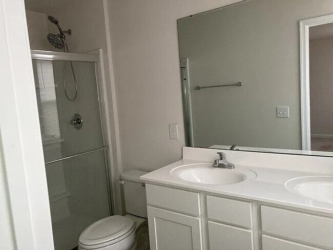 Building Photo - 5 Bedrooms 2.5 Bedrooms