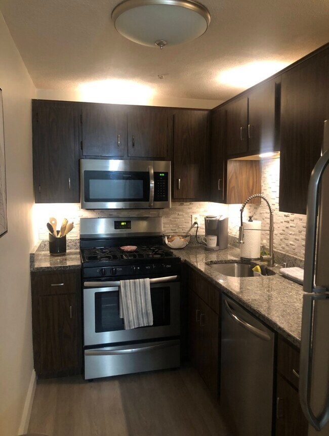 Kitchen - 16 Kenmar Dr