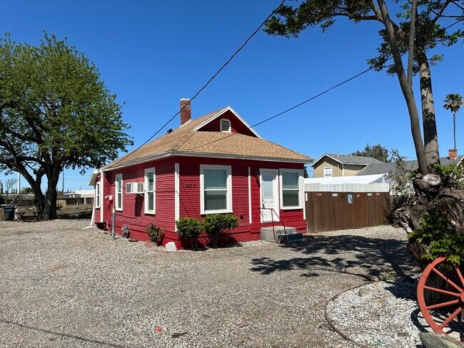 Primary Photo - Ceres 1 Bedroom 1 Bathroom Country Home