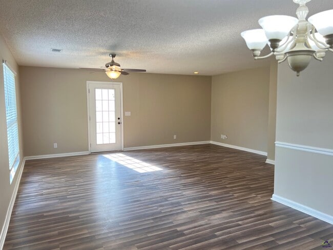 Building Photo - 203 Bryson Way