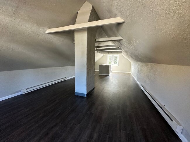 Building Photo - Five Bedroom House Available in Battle Creek