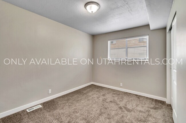 Building Photo - 689 N 100 W