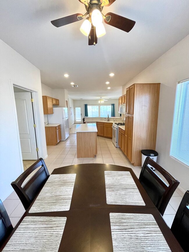 Building Photo - Large 2 Bedroom Home off the Parkway!