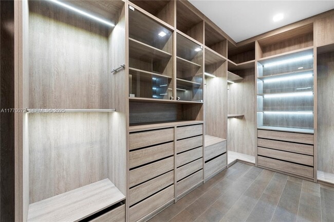 Building Photo - 1400 Bayview Dr