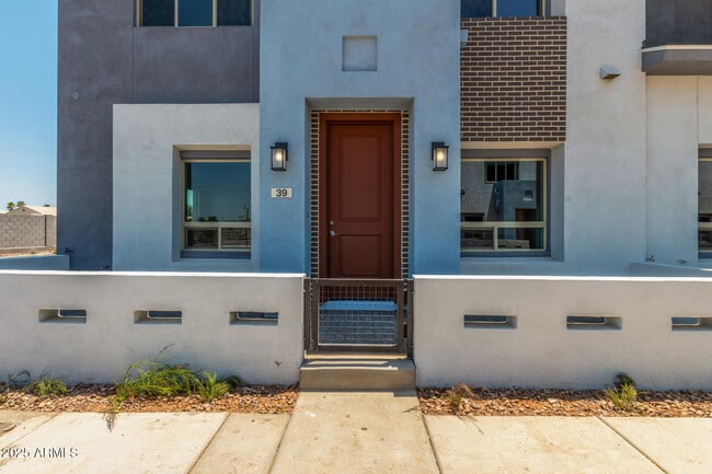 Building Photo - 733 E Commonwealth Ave