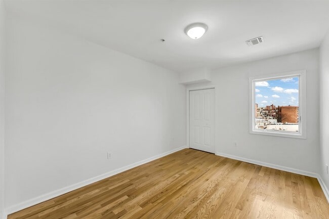 Building Photo - 605 New York Ave