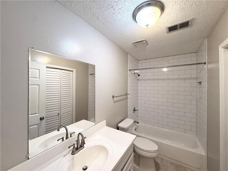 Building Photo - 1050 Mathews Ct