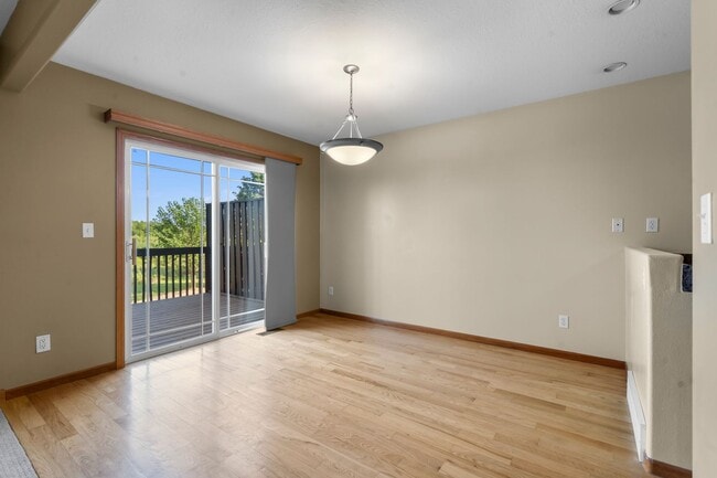 Building Photo - Beautiful End Unit Condo - 4 Bedrooms, Linn Mar Schools