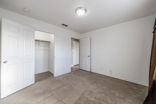 Building Photo - 1121 Laredo Dr