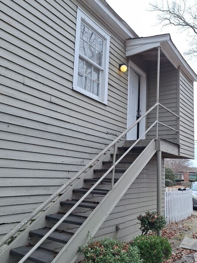 Building Photo - 1BR/1BA ready to rent 2 blocks from Lakebottom