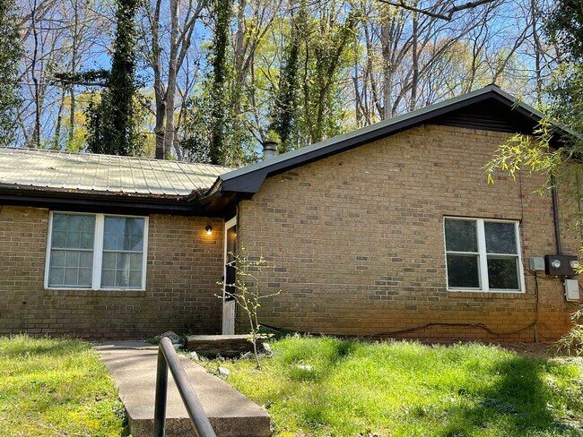 Building Photo - 2 bedroom/1 bath Westside Duplex!