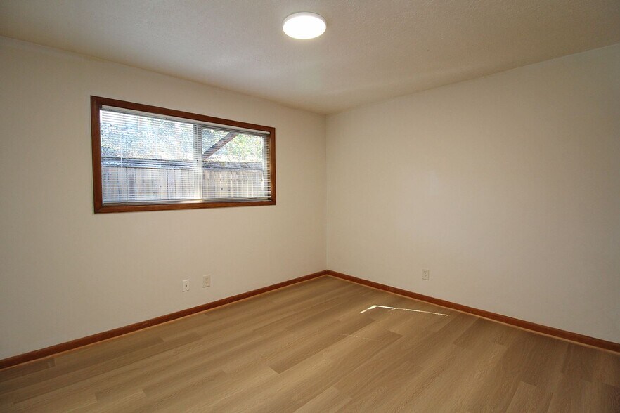 Building Photo - 3200-3236 SW Marigold St