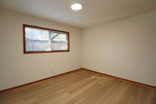 Building Photo - 3200-3236 SW Marigold St