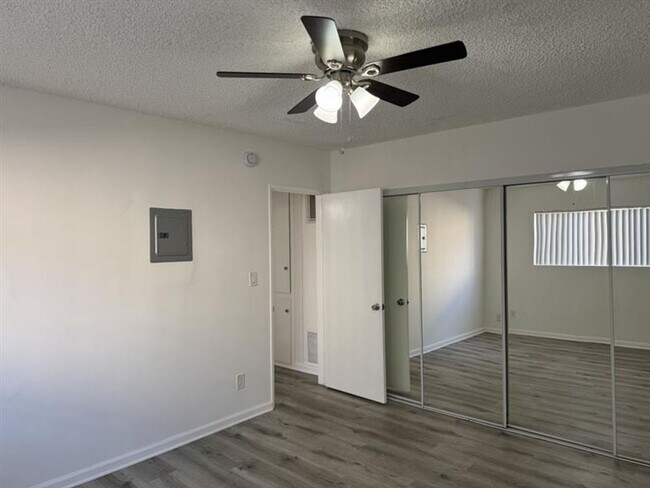 Building Photo - 10520 Balboa Blvd